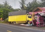 Diduga Sopir Mengantuk, Truk Colt Diesel Hantam Warung Warga di Agam