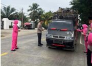 Polsek Pulau Punjung Berbagi Takjil dan Ajak Masyarakat Tertib Berlalu Lintas