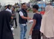 Satreskrim Polres Bukittinggi Bagikan Makanan dan Takjil kepada Pengendara dan Warga Jelang Berbuka