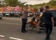 Baru Dilantik, Kapolsek BIM Ipda Wahid Mashadi Bersama Ketua Ranting Bhayangkari Bagikan Ratusan Takjil kepada Pengendara