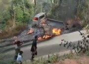 Mobil Box Diduga Bermuatan BBM Ilegal Terbakar di Tanjakan Pinti Kayu Gadang, Solok Selatan