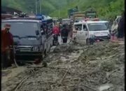 Longsor Tutup Jalan Padang–Solok Selatan di Nagari Surian, Petugas Lakukan Evakuasi