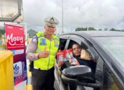 Bersama HK Padang–Sicincin, PS Kanit 6 Sat PJR Ditlantas Polda Sumbar, Ipda Eko Hari Gelar Operasi Simpatik dan Bagikan Bingkisan kepada Pengguna Tol