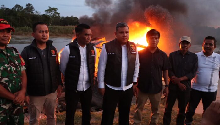 Ditreskrimsus Polda Sumbar Bersama Polres Sijunjung Tertibkan PETI di Sungai Batang Kuantan, Dua Ponton Dibakar