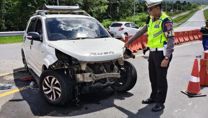 Pecah Ban di Akses Tol Kapalo Hilalang, Toyota Rush Tabrak Guardrail dan Terbalik, Ipda Eko Hari Bergerak Cepat Amankan TKP