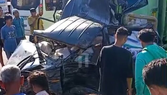 Truk Bermuatan Diduga Alami Gangguan Rem, Tiga Mobil Ditabrak di Padang Besi Hingga Hancur